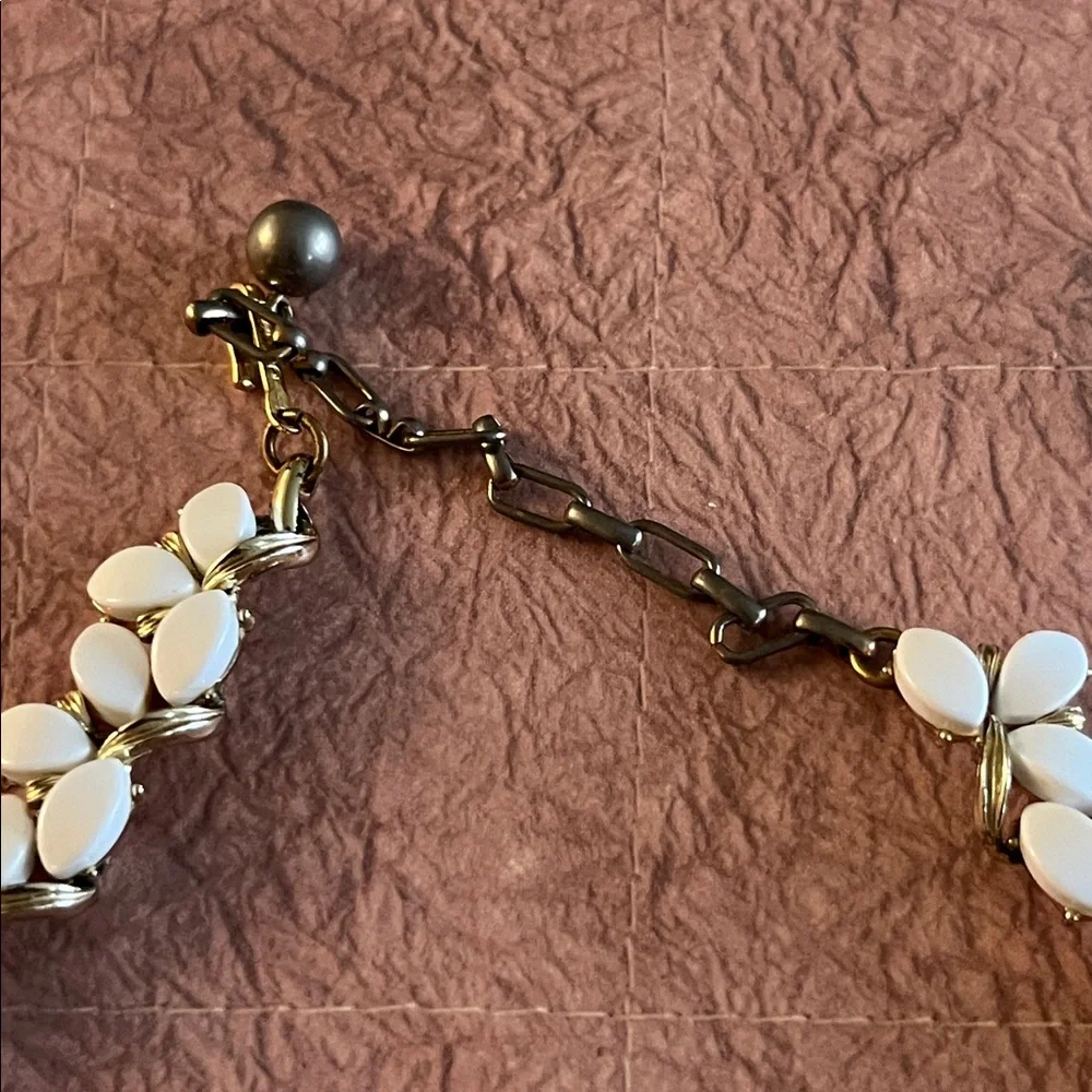 Vintage Kramer white thermoset draping leaves choker and clip ear climber set - Picture 13 of 13